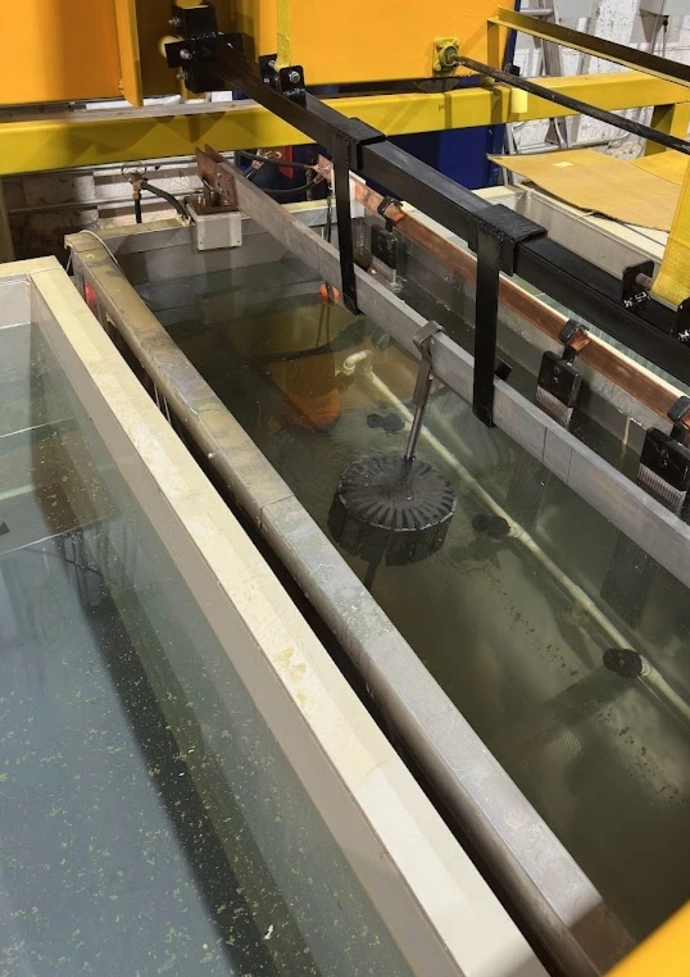 Large-capacity anodizing tanks